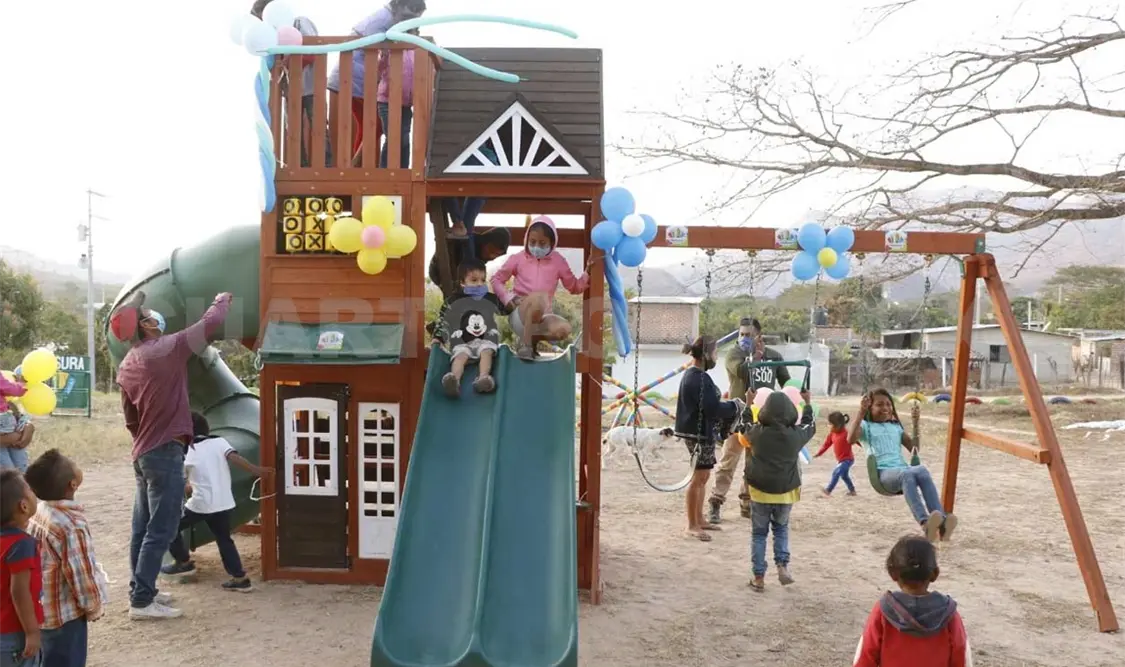 Entregan cancha de usos múltiples y juegos infantiles