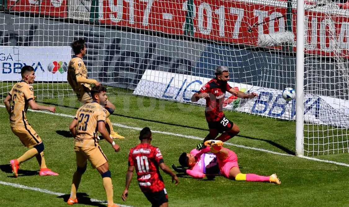 Con polémico arbitraje, Toluca vence a Pumas