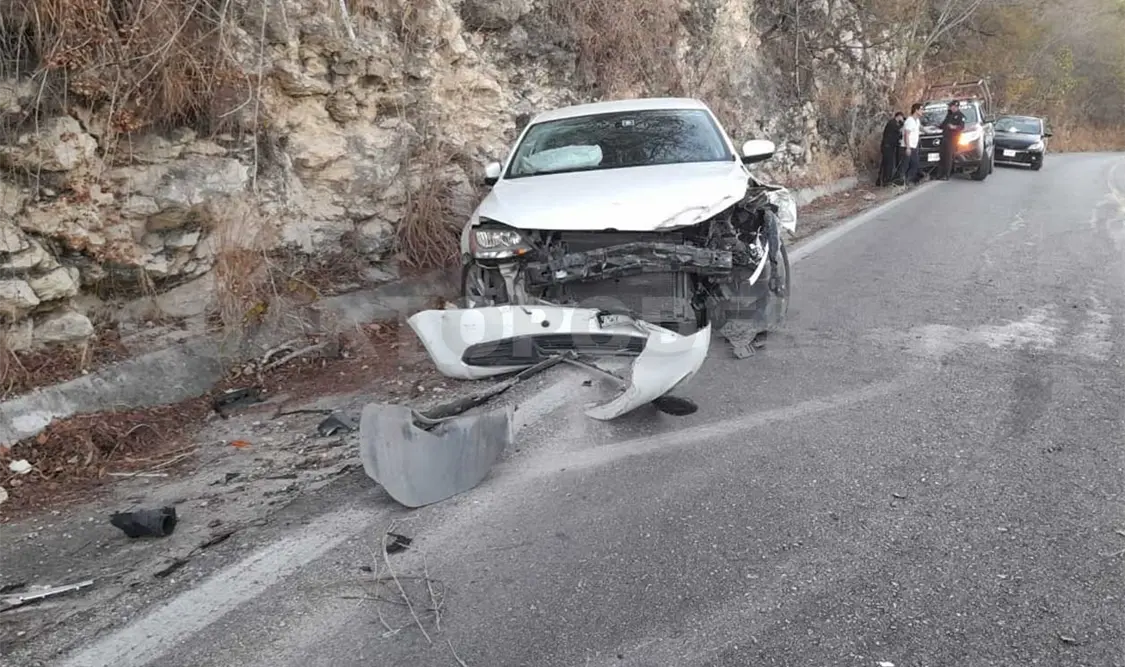 Estrella su Jetta en paredón y lo abandona