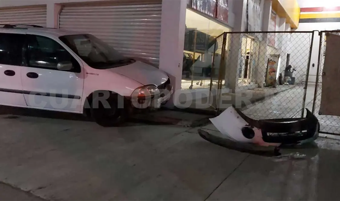 Estrella su carro en fachada de negocio