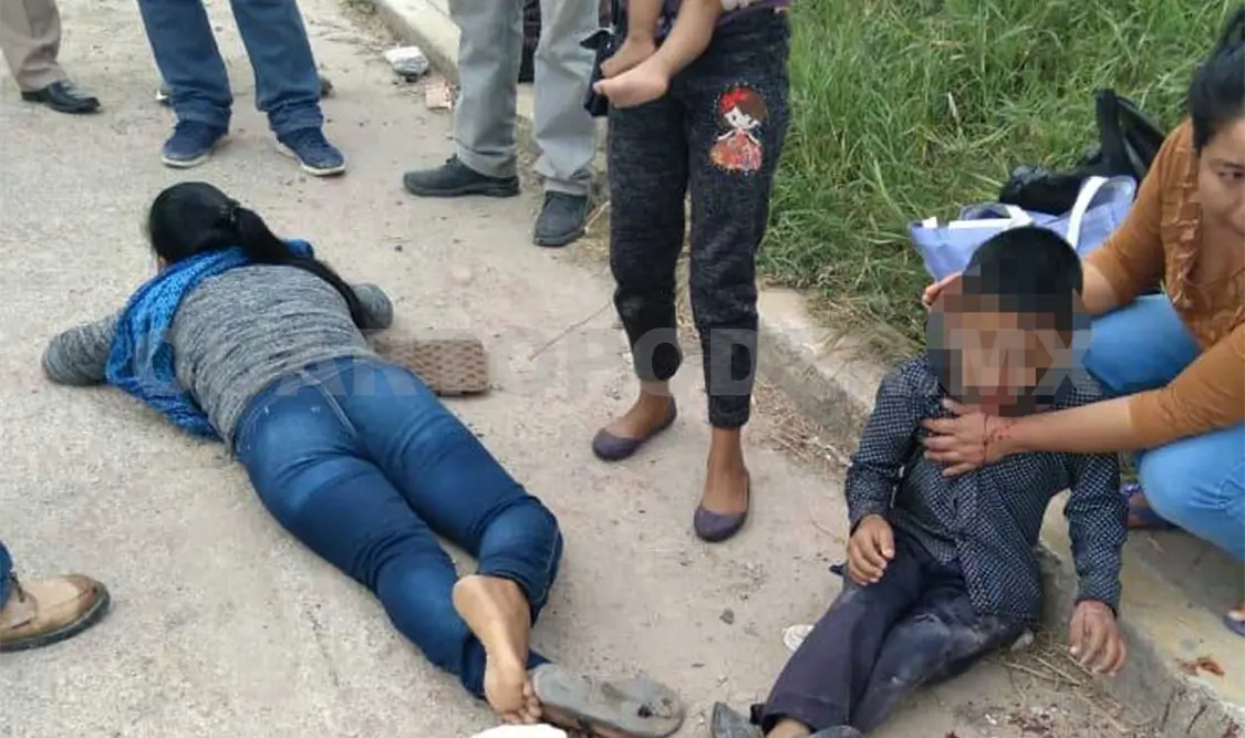 Madre e hijo son arrollados por combi
