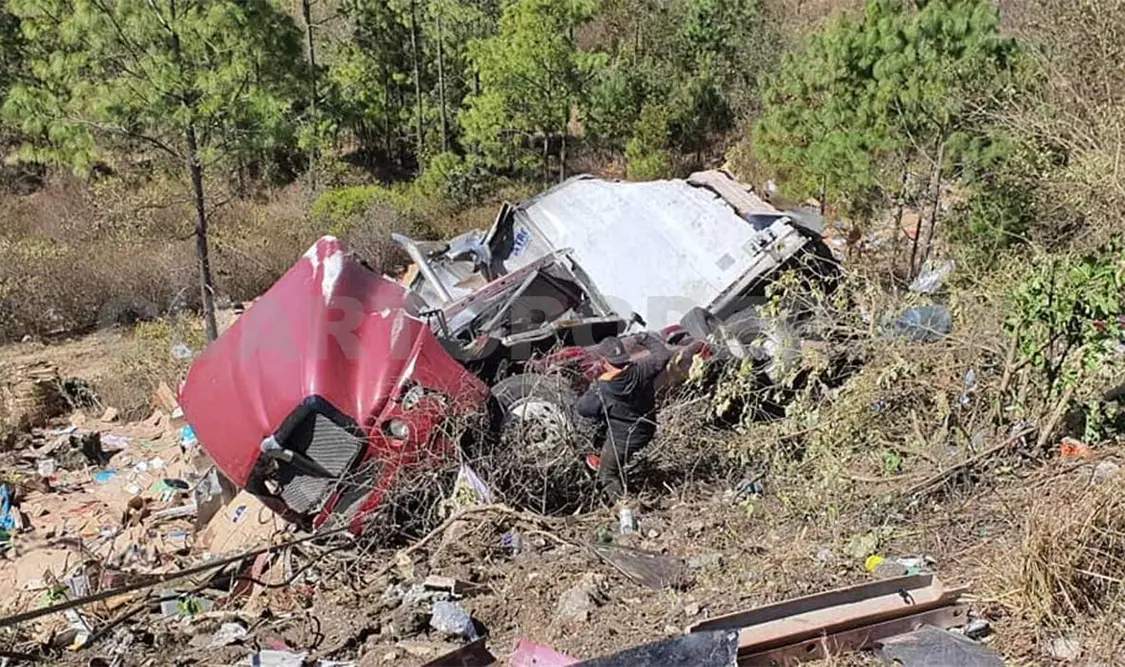 Dos lesionados al caer tráiler a un barranco