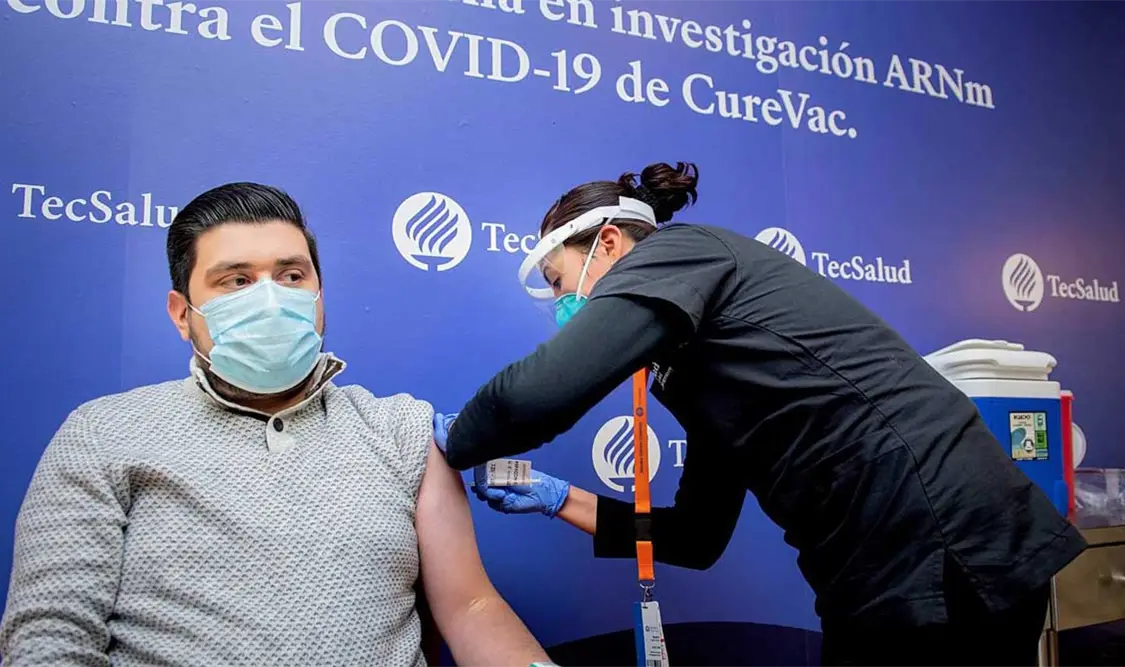 Aplican vacuna a primer voluntario mexicano