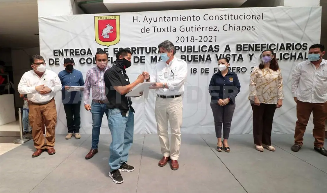Entrega edil Carlos Morales escrituras públicas a familias
