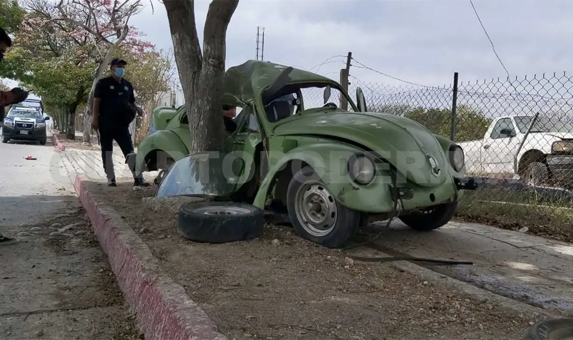 Se estrella Vocho en árbol; dos heridos