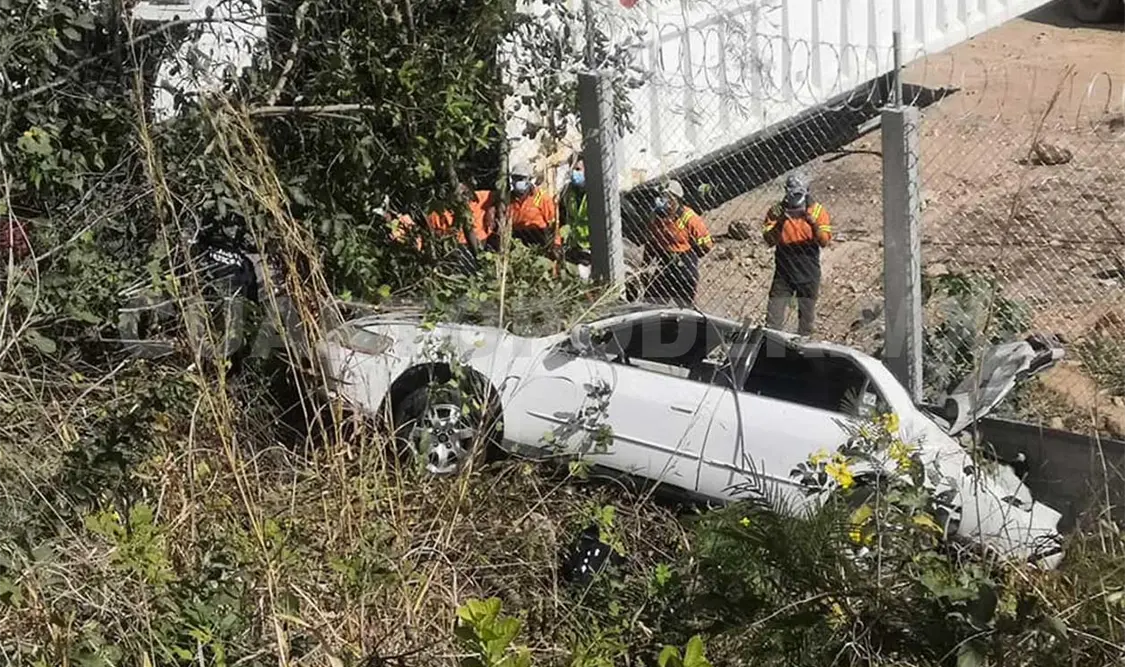 Conductor queda herido al caer en un barranco