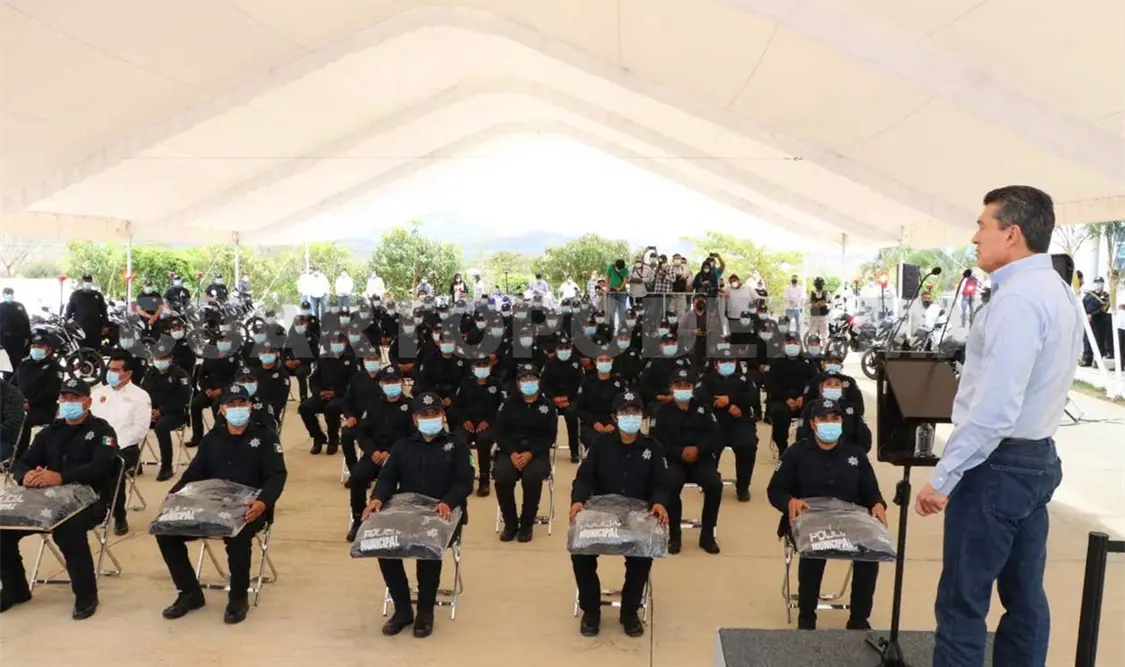 Entregan motopatrullas, uniformes y equipamiento a policías