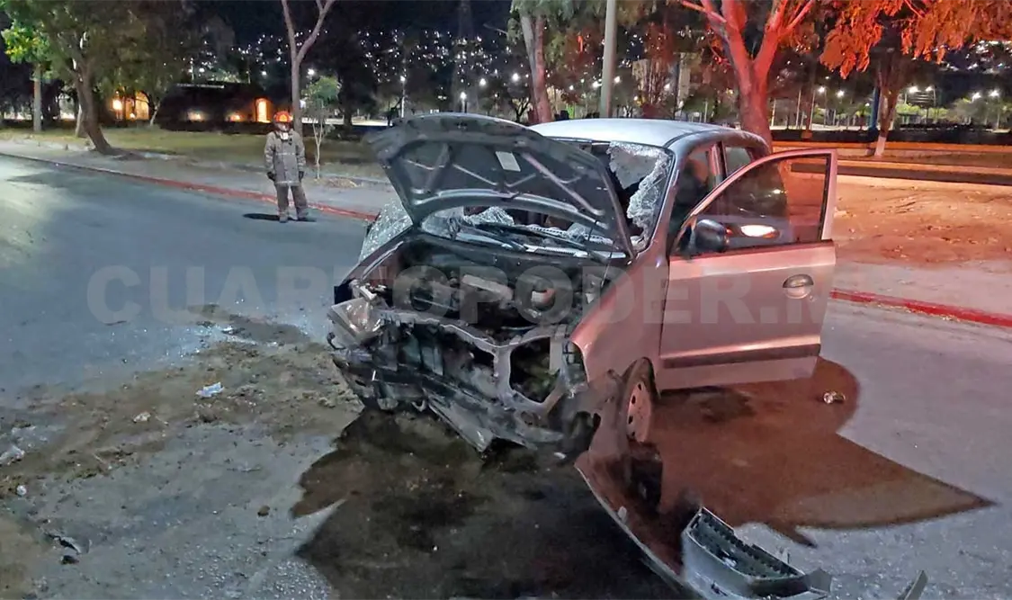 Vuelca y sale proyectado por el parabrisas