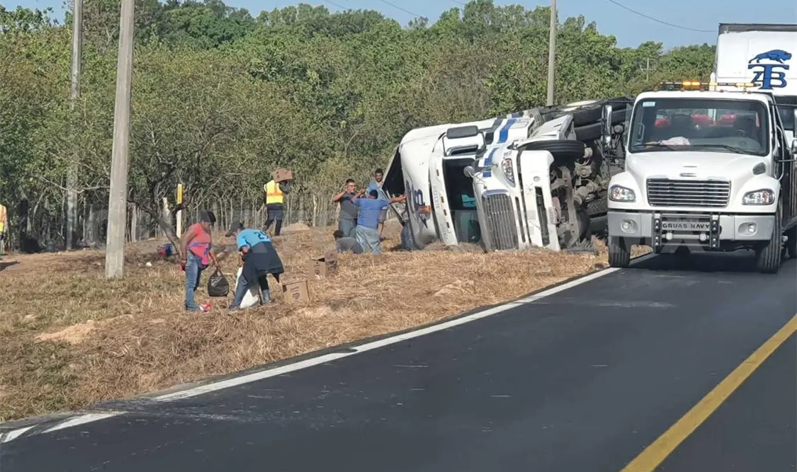 Vuelca tráiler y se roban parte de la mercancía