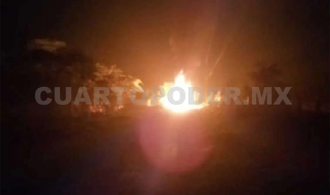 Delincuentes prenden fuego a patrulla municipal