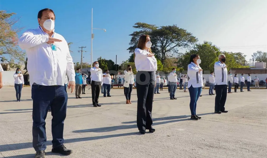 Encabeza Rosales Zuarth acto por el Día de la Bandera