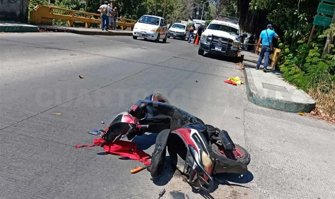 Muere motociclista al chocar contra barandal de puente