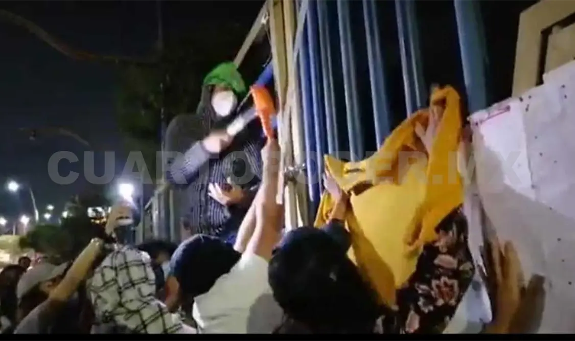 Jóvenes rompen candados de la entrada principal