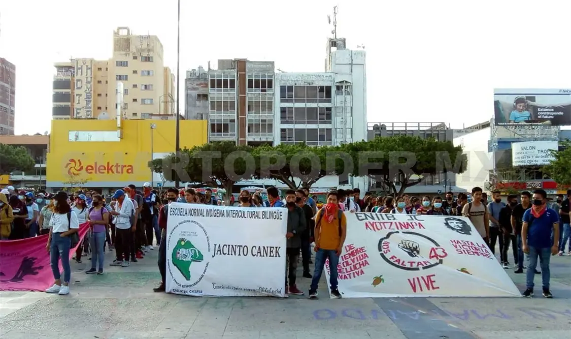 Marchan por los 43 normalistas de Ayotzinapa