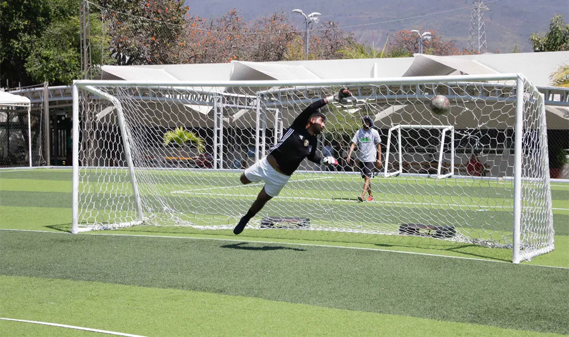 Balones por tierra y fuertes causaron muchos problemas a los arqueros. Diego Pérez/CP