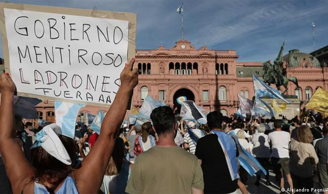 En la céntrica plaza porteña se concentraron ciudadanos y personalidades de la oposición. Cortesía