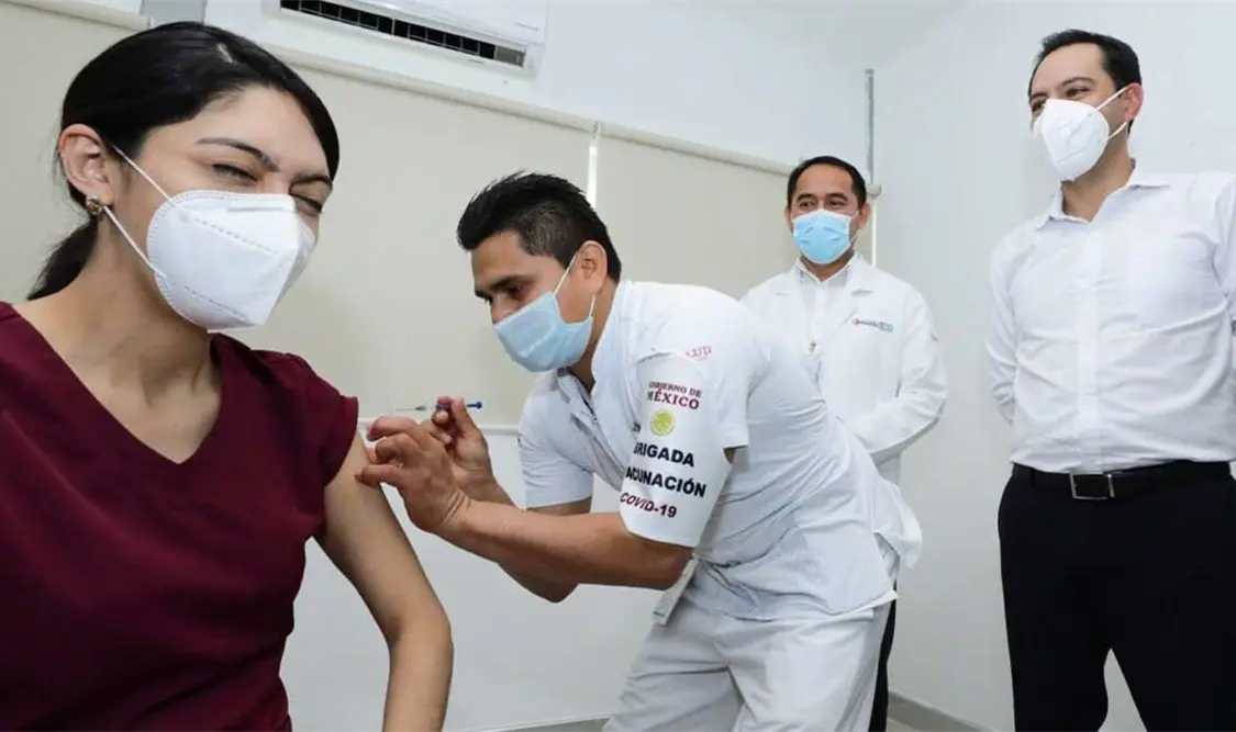 Personal de salud de la primera línea de atención médica fue vacunado. Cortesía