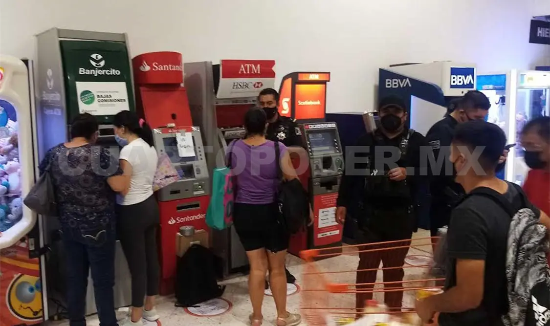 Fueron los cuentahabientes quienes reportaron el dispositivo en el cajero automático al interior de la plaza comercial. Ricardo López / CP