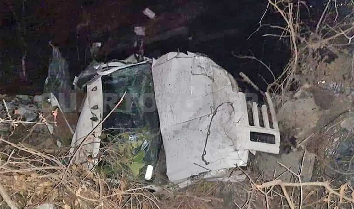 Al parecer fue el exceso de velocidad lo que provocó que el vehículo de carga saliera de la cinta rodante y se precipitara a un barranco. Ulises López / CP