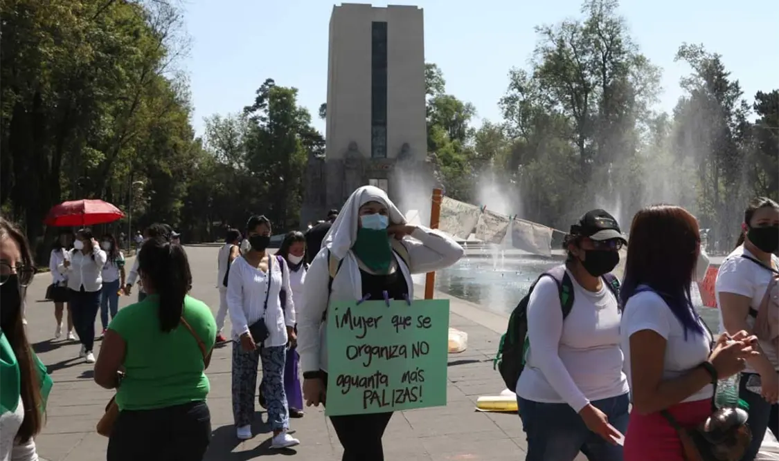 Mujeres protestan contra feminicidios