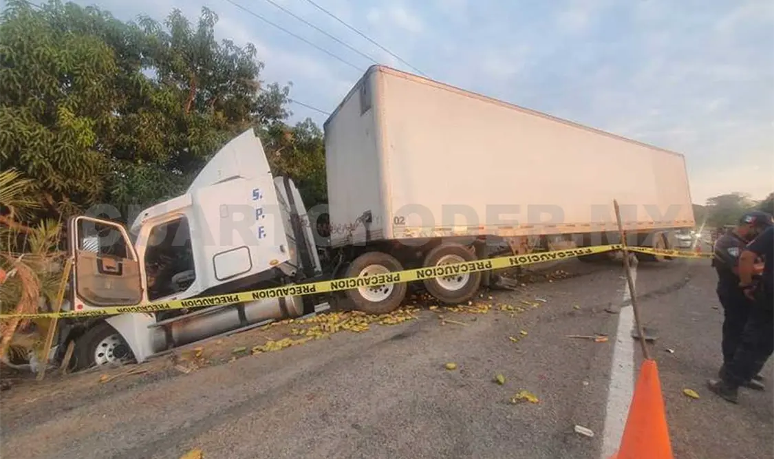 Tráiler sale de carretera y embiste a niña