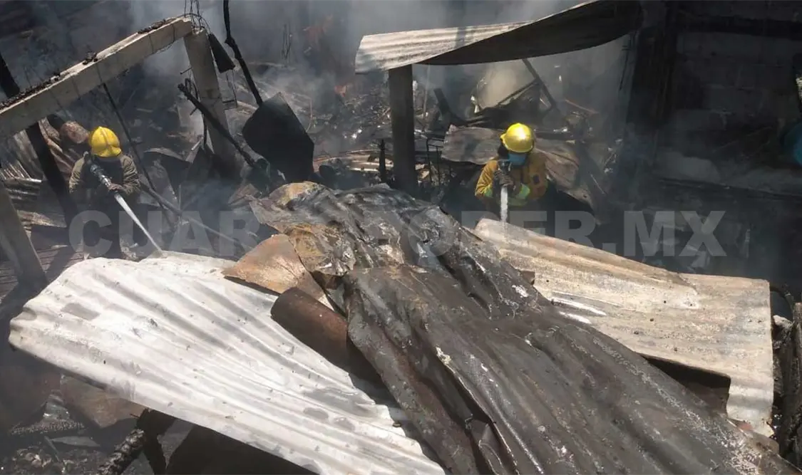 Voraz incendio consume vivienda