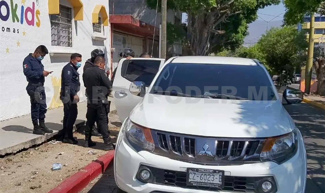 Capturan a tres con dinero y un arma