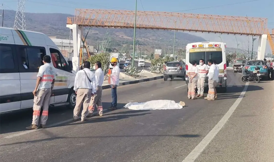 Muere joven atropellado debajo de puente peatonal