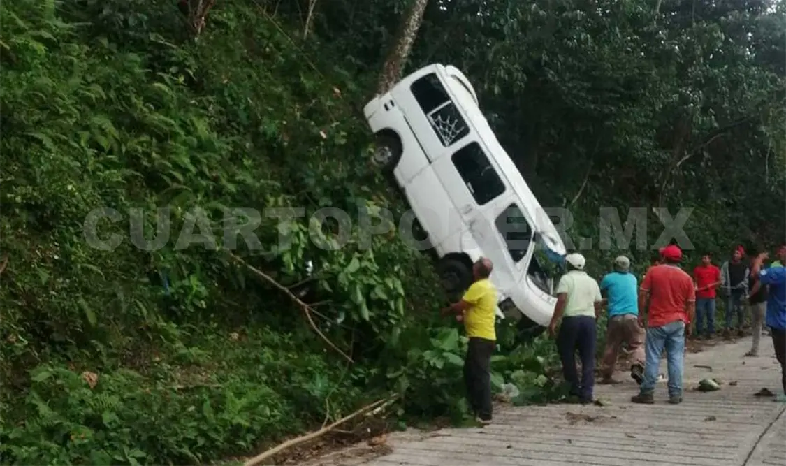 Tres lesionados al volcar colectivo