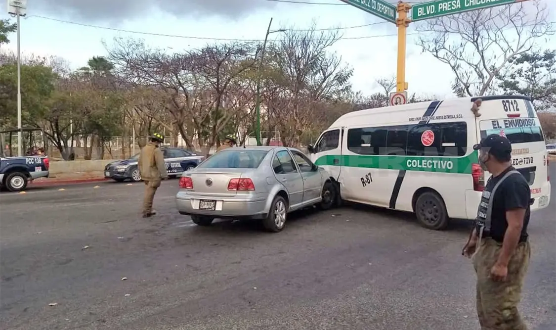 Mujer a exceso de velocidad se estrella contra colectivo
