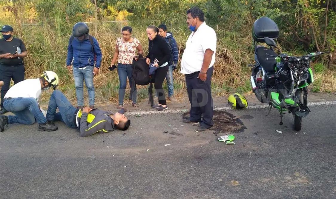 Marinos quedan lesionados al estrellarse en auto