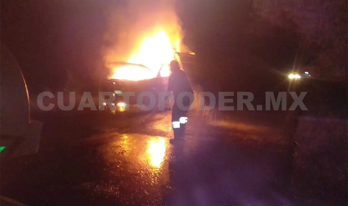 Se incendia camioneta y queda reducida a cenizas