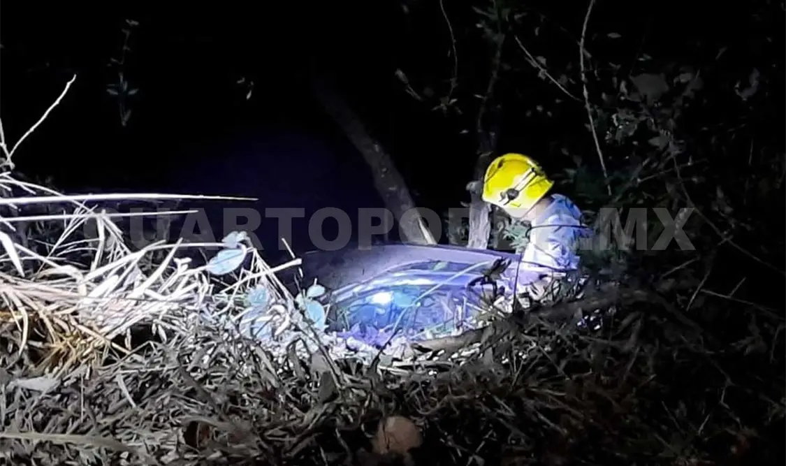 Abandonan automóvil que cayó a barranco