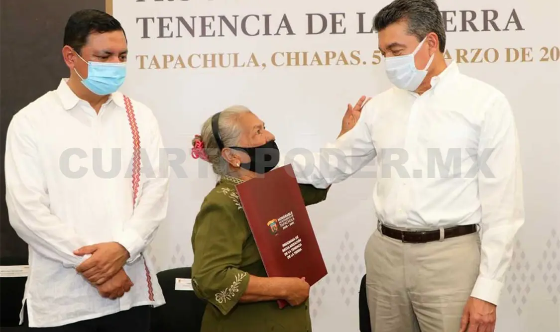 Entregan 150 escrituras a familias tapachultecas