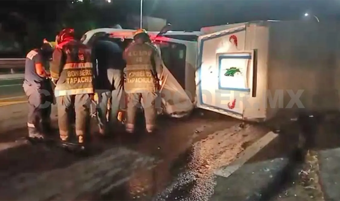 Un lesionado en aparatosa volcadura de camioneta