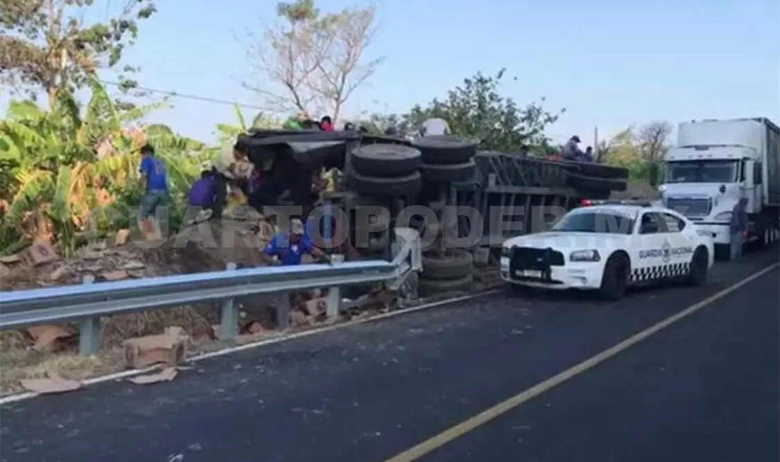 Camión cargado con decenas de cajas de cervezas volcó sobre el tramo carretero Pijijiapan-Mapastepec. Víctor Sánchez / CP