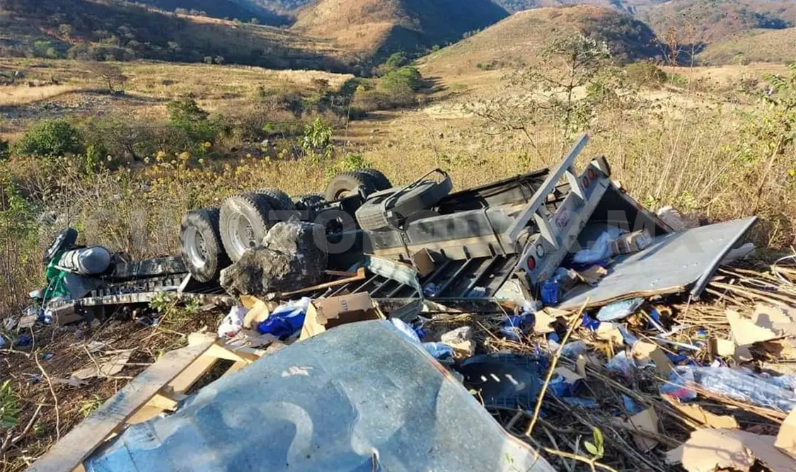 Muere conductor de torton al caer su unidad en barranco