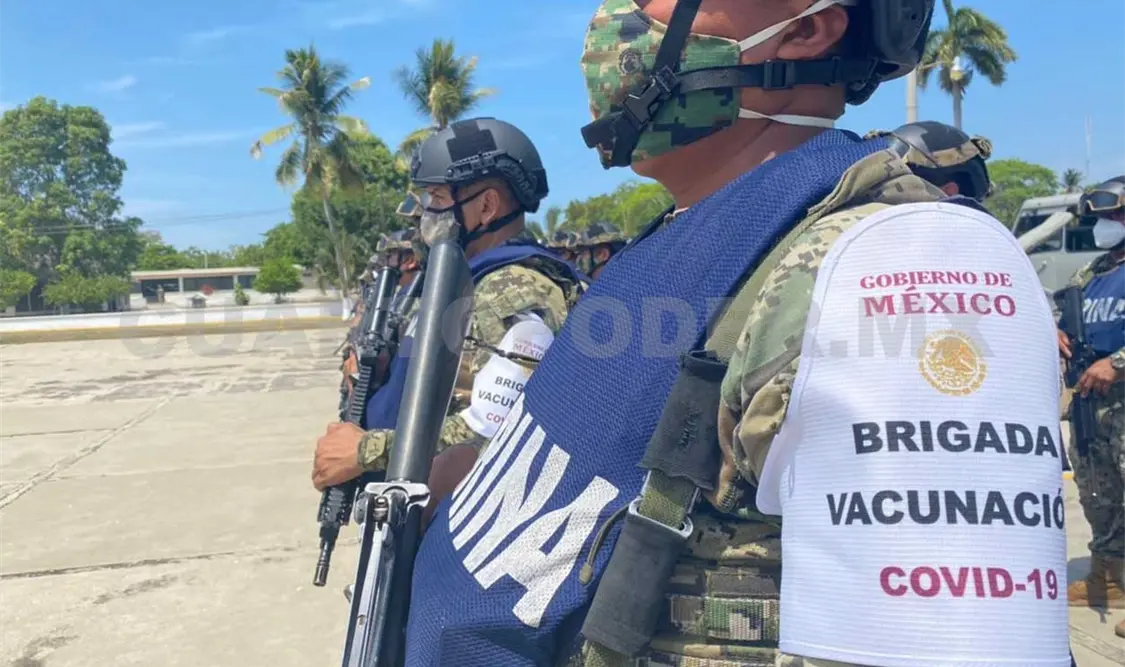 Personal naval apoya en proceso de vacunación