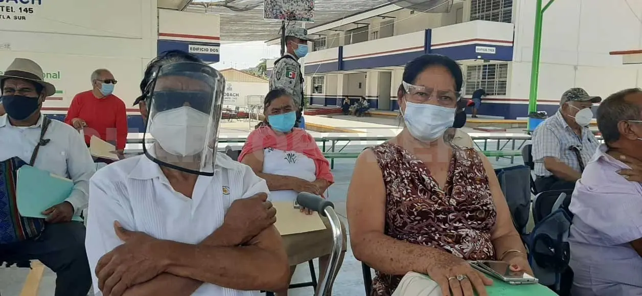 Persisten largas filas para obtener vacunas