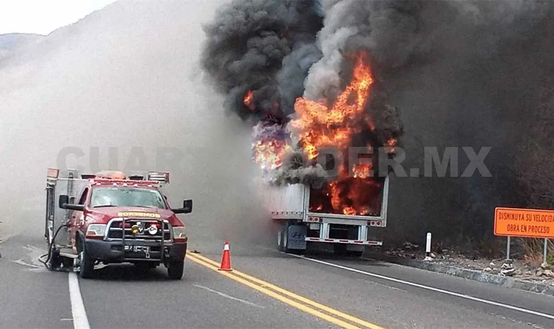 Se incendia tráiler sobre la autopista; queda en cenizas