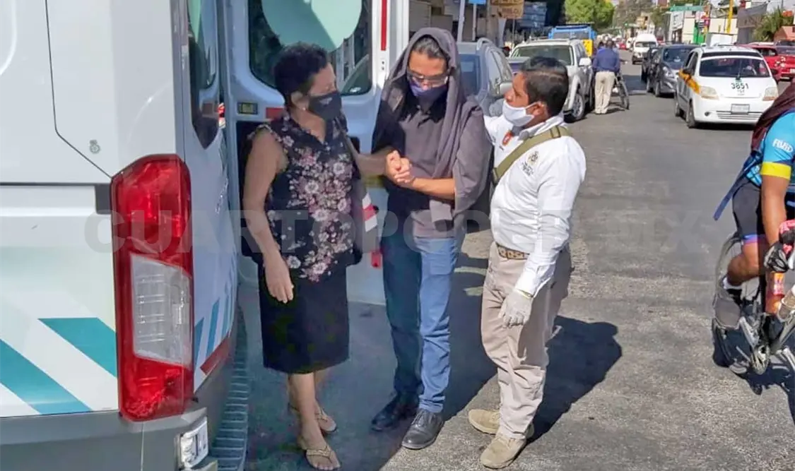 Alborota enjambre y tres abuelitos sufren picaduras