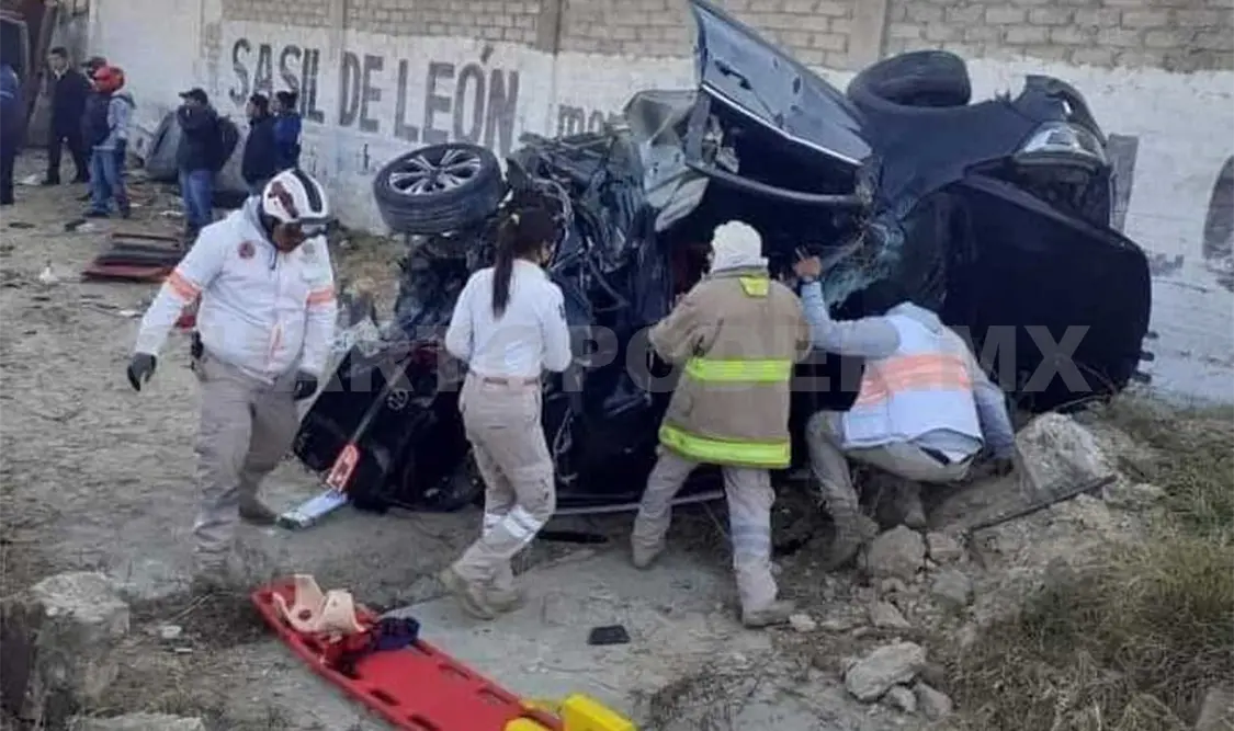 Camión sin frenos impacta a sedán; pareja resulta grave