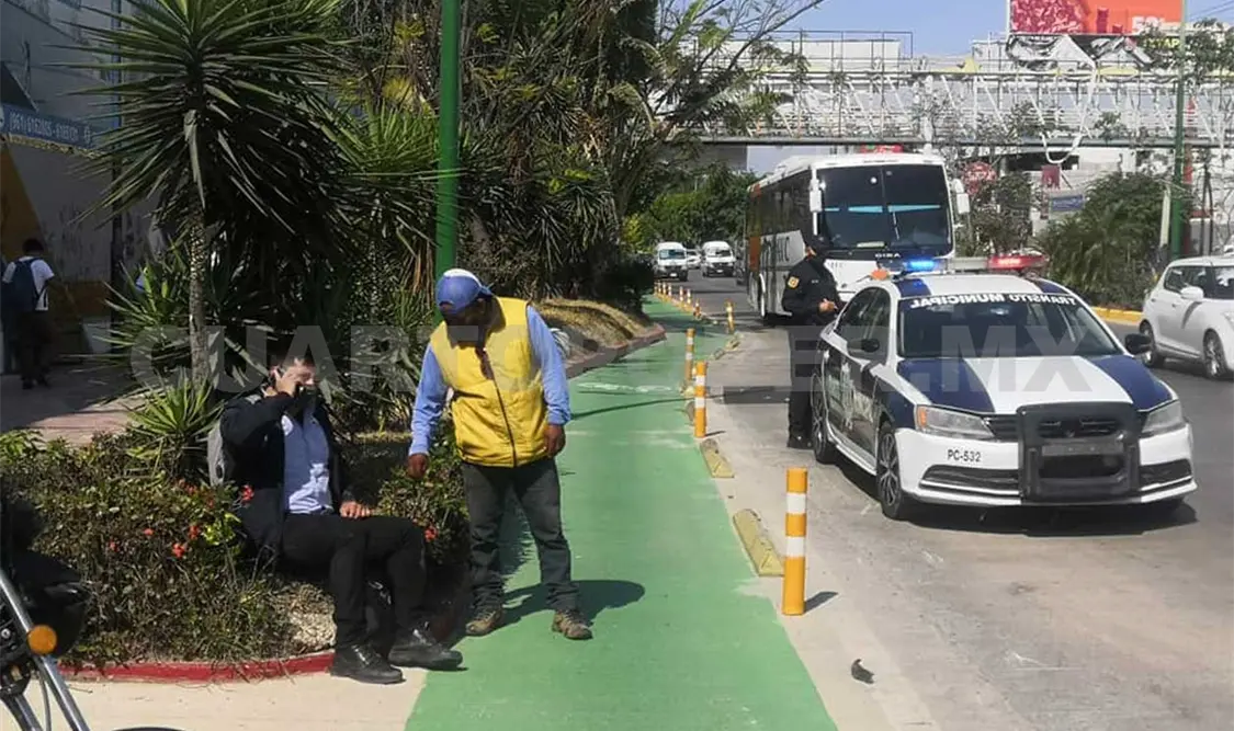 Motociclista se estrella en taxi frente a la Unach
