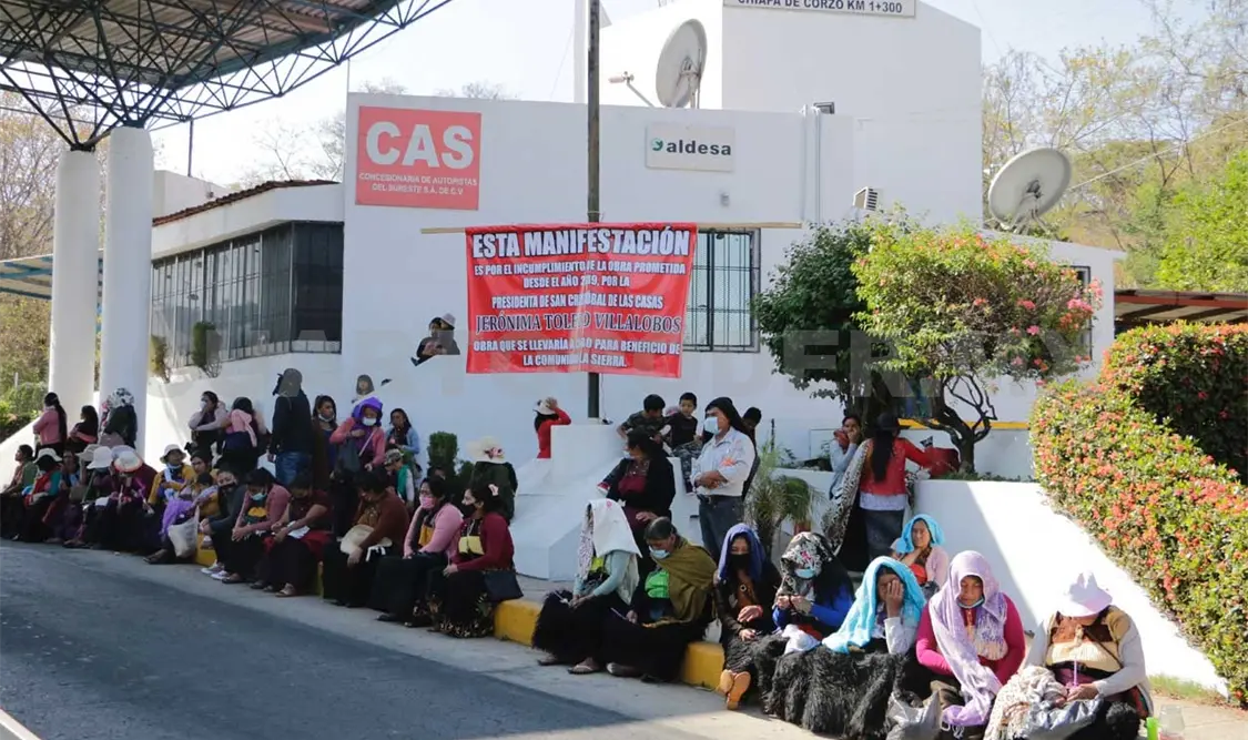 Toman caseta y exigen obra