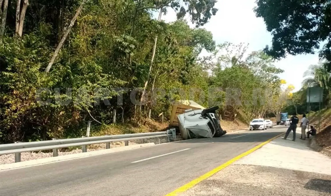 Vuelca camión cargado con toneladas de azúcar