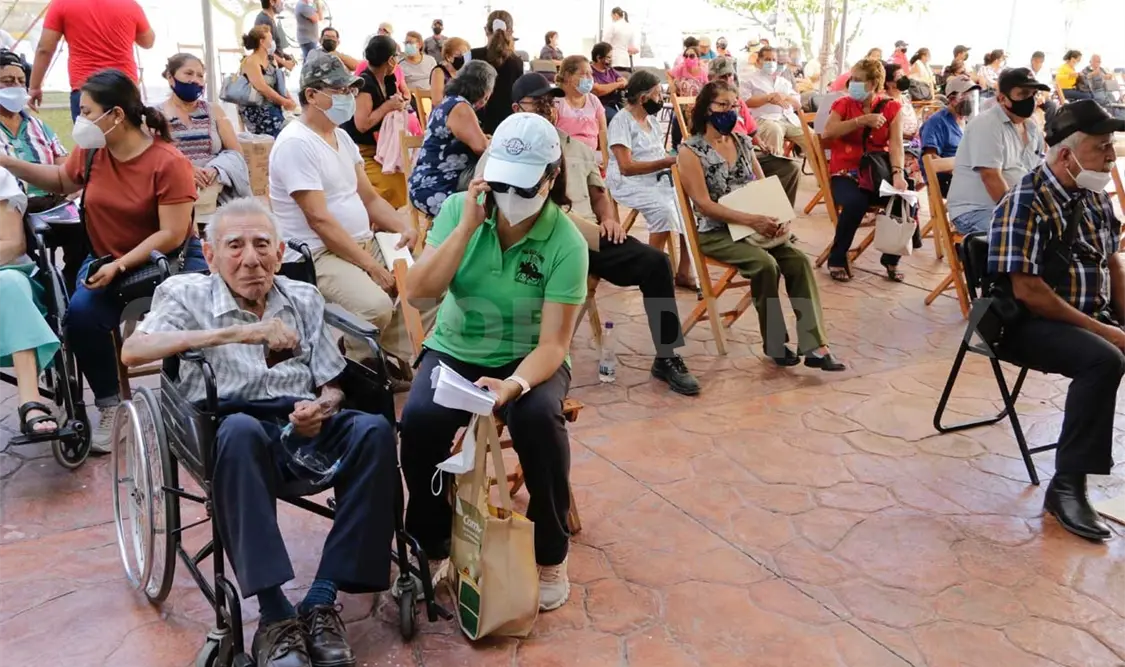 Abarrotan adultos mayores sedes para vacunarse