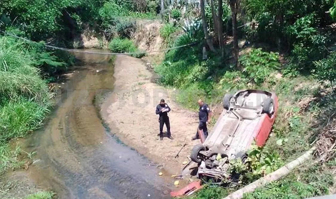 Encuentran Aveo volcado y abandonado en río
