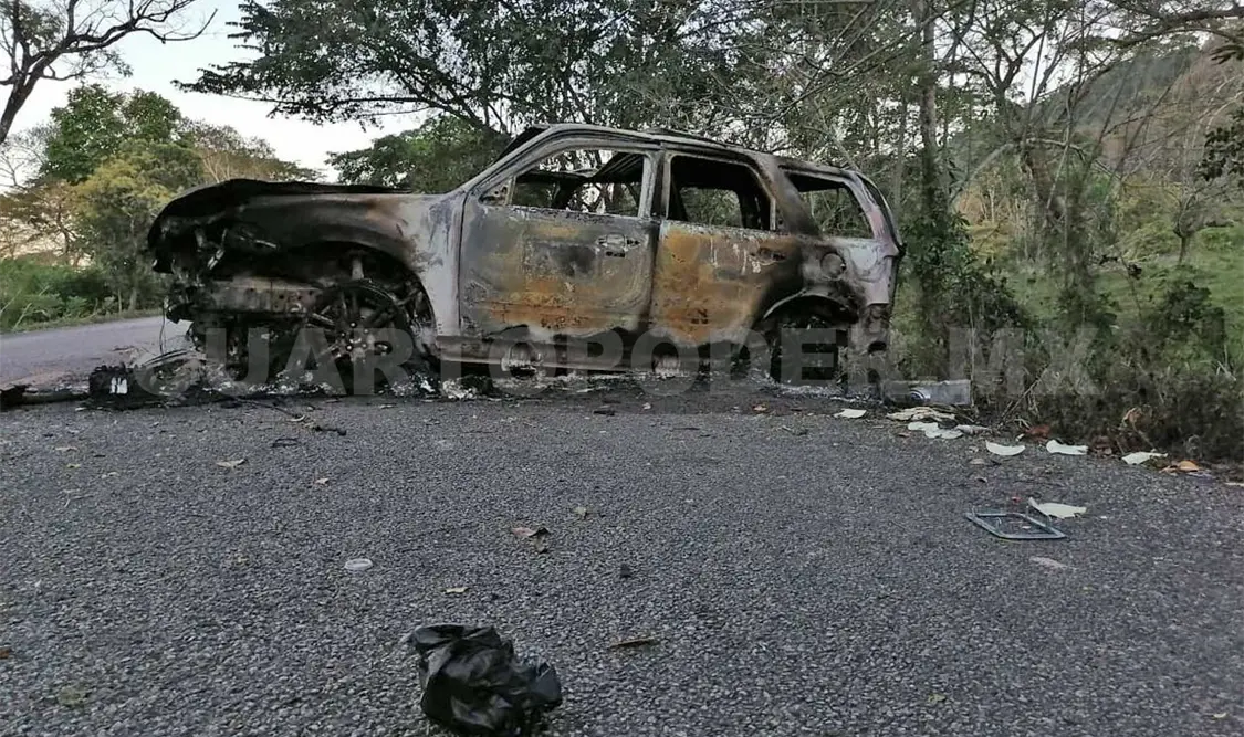 Camioneta queda en cenizas al chocar contra árboles