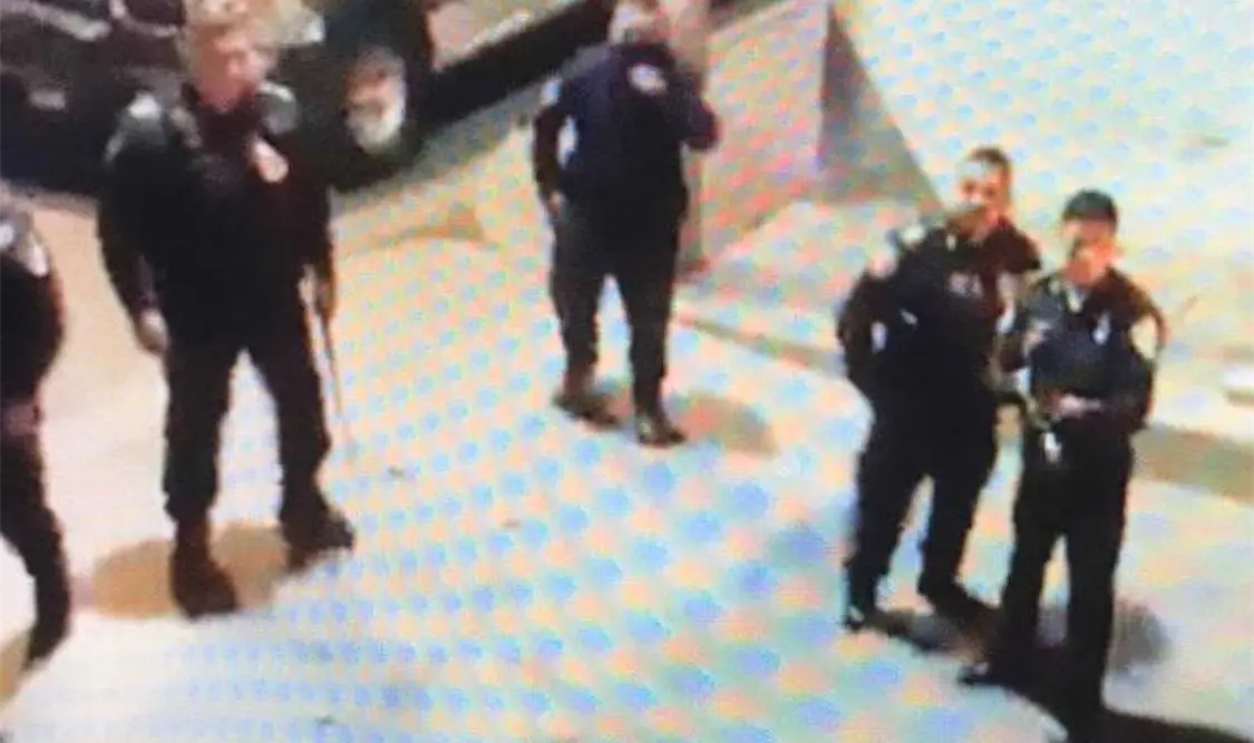 Un grupo de policías fue captado en video cuando uno de ellos disparaba balas de goma hacia jóvenes. Cortesía