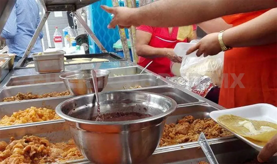 De acuerdo a especialistas, se debe evitar comer en la calle para evitar enfermedades. Cortesía